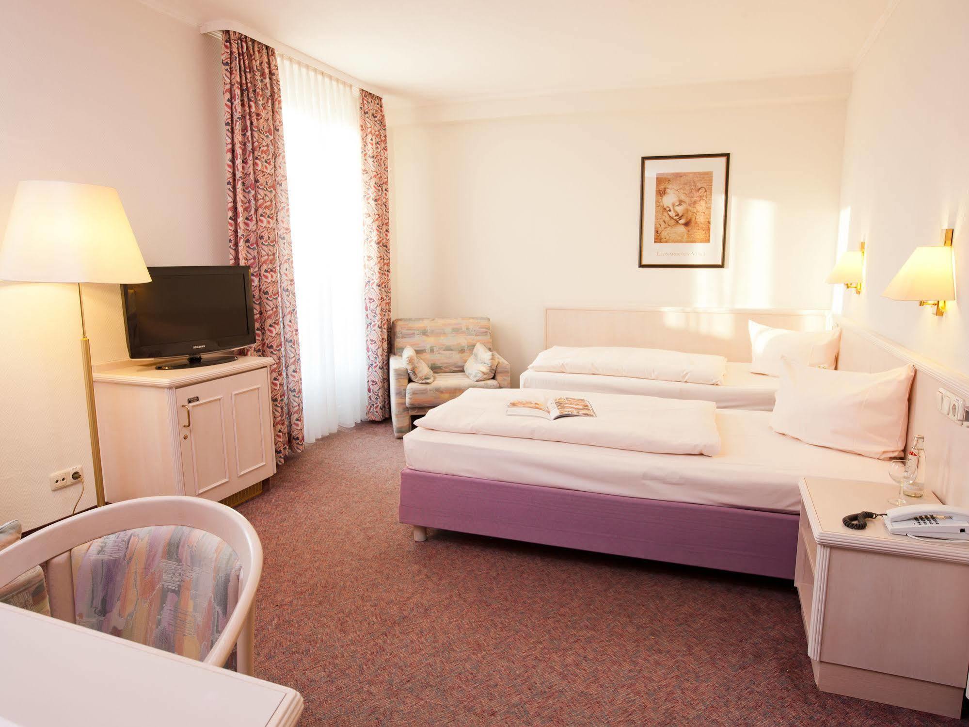 Hotel Traube Ruedesheim Rudesheim am Rhein Bagian luar foto