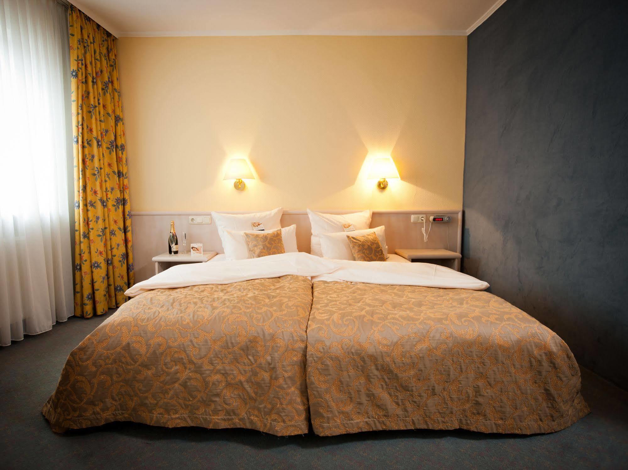 Hotel Traube Ruedesheim Rudesheim am Rhein Bagian luar foto